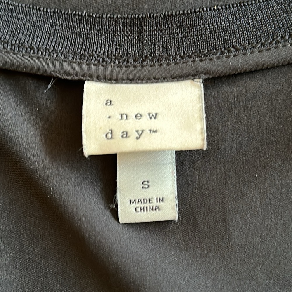 Set Of Three Tops One From Universal Thread And T… - image 7